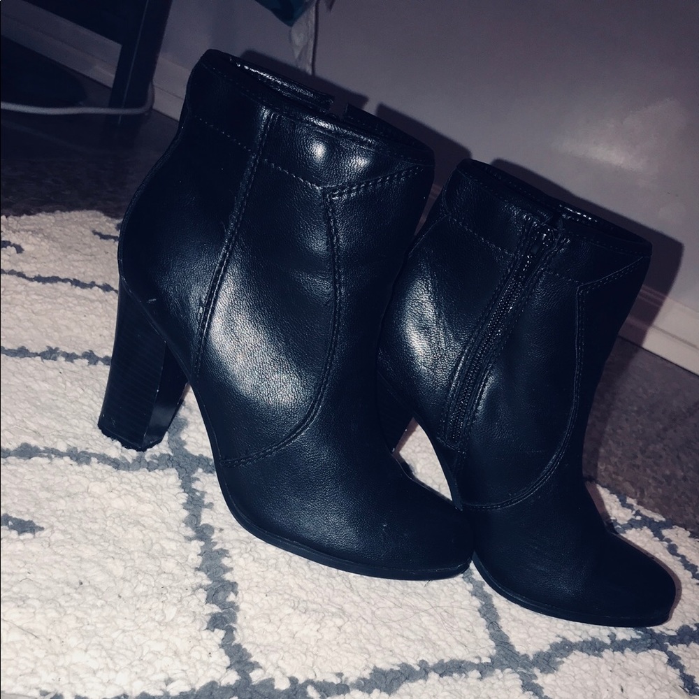 Cute pair of Liz& co ankle boots